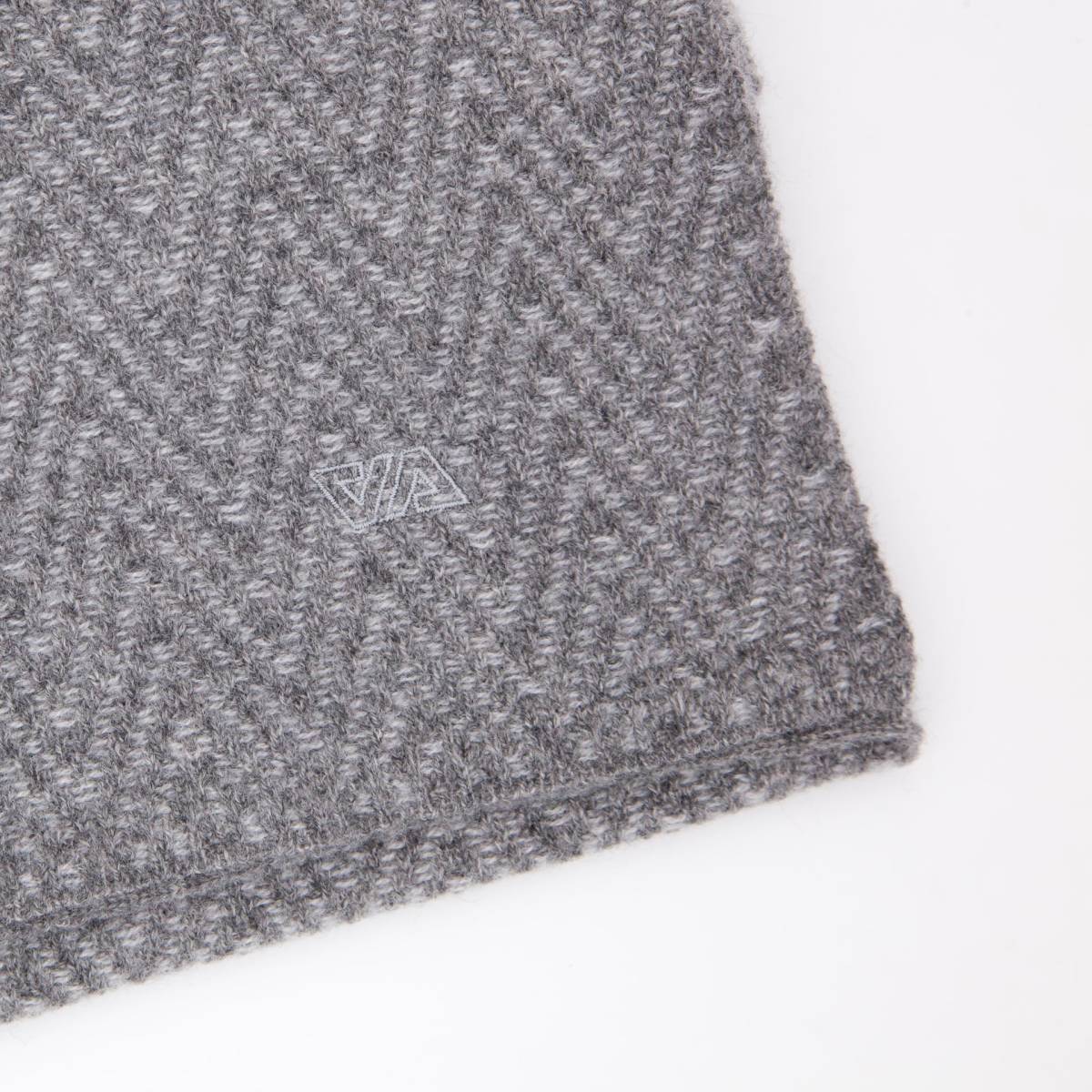 Echarpe chevrons en cashmere graphite souris .