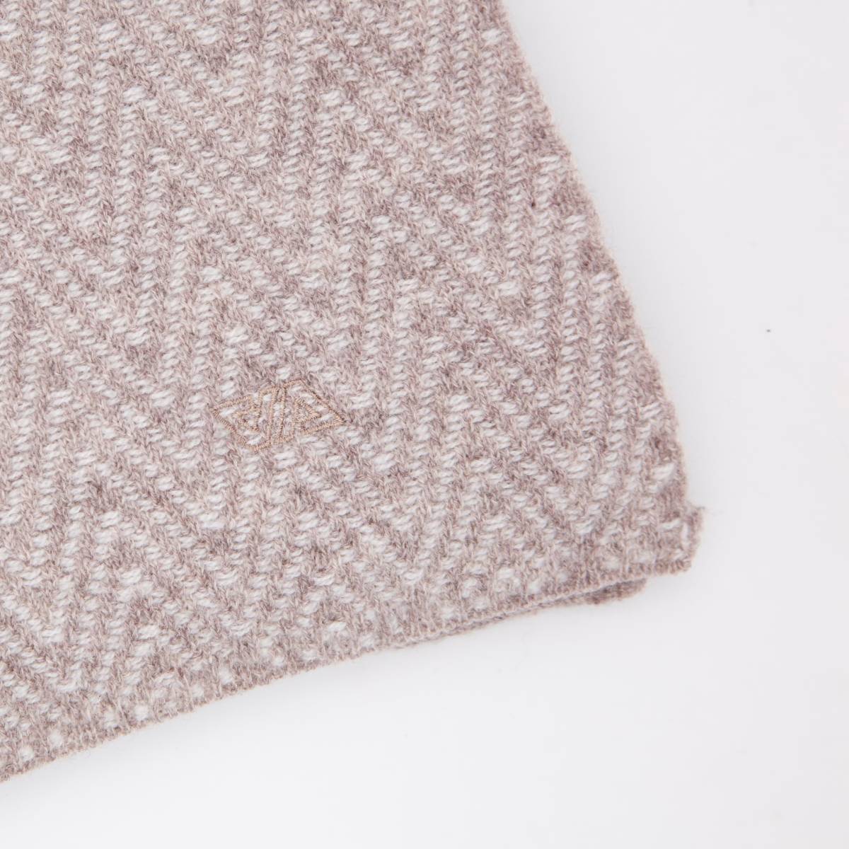 Echarpe chevrons en cashmere grège neige .