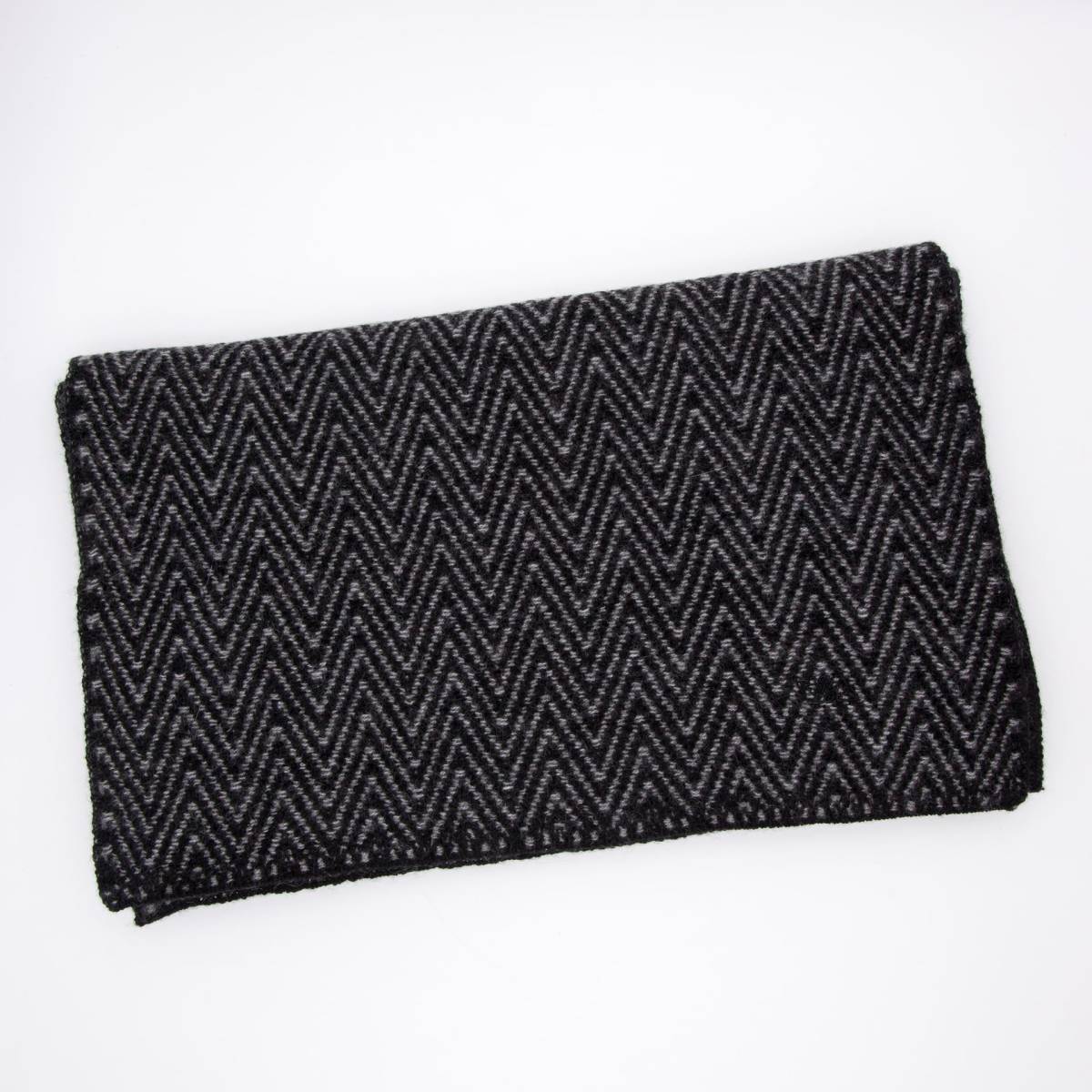 Echarpe chevrons en cashmere noir graphite .