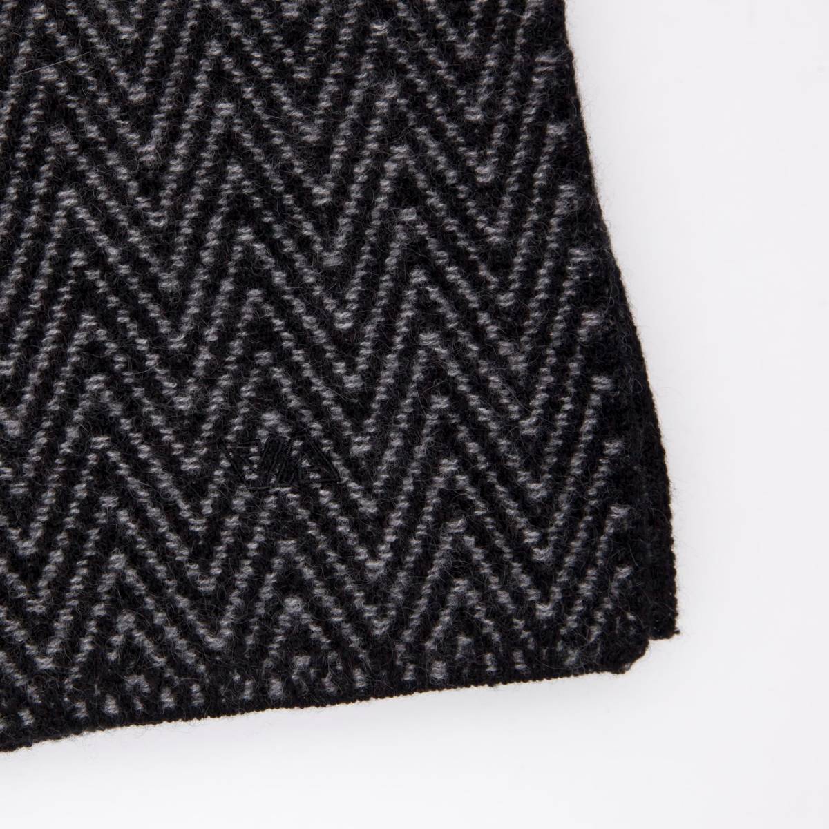 Echarpe chevrons en cashmere noir graphite .