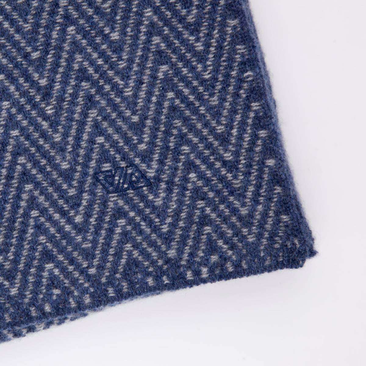 Echarpe chevrons en cashmere denim souris .