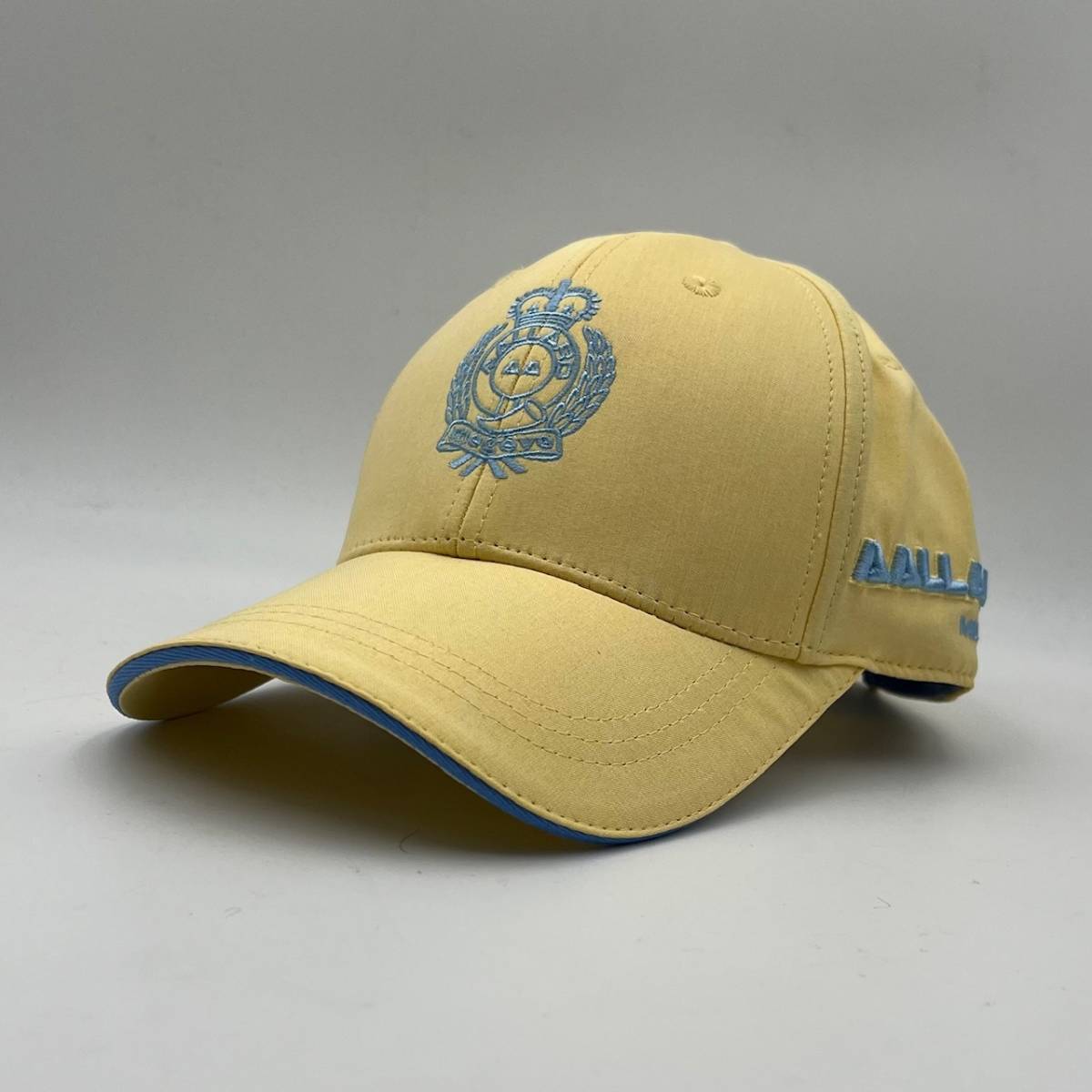 Casquette écusson AAllard en coton jaune opale .