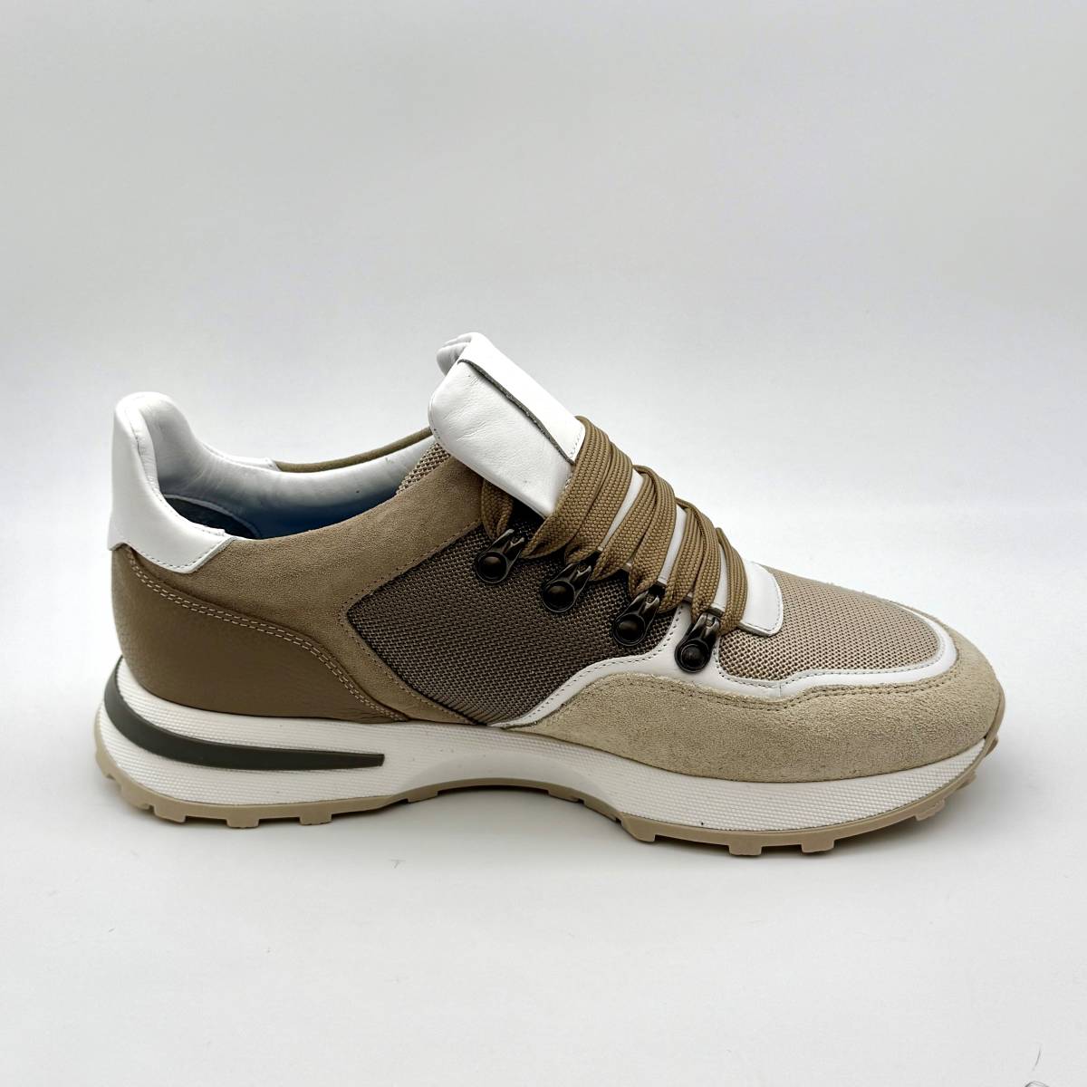 Sneakers bimatière en cerf taupe kaki .