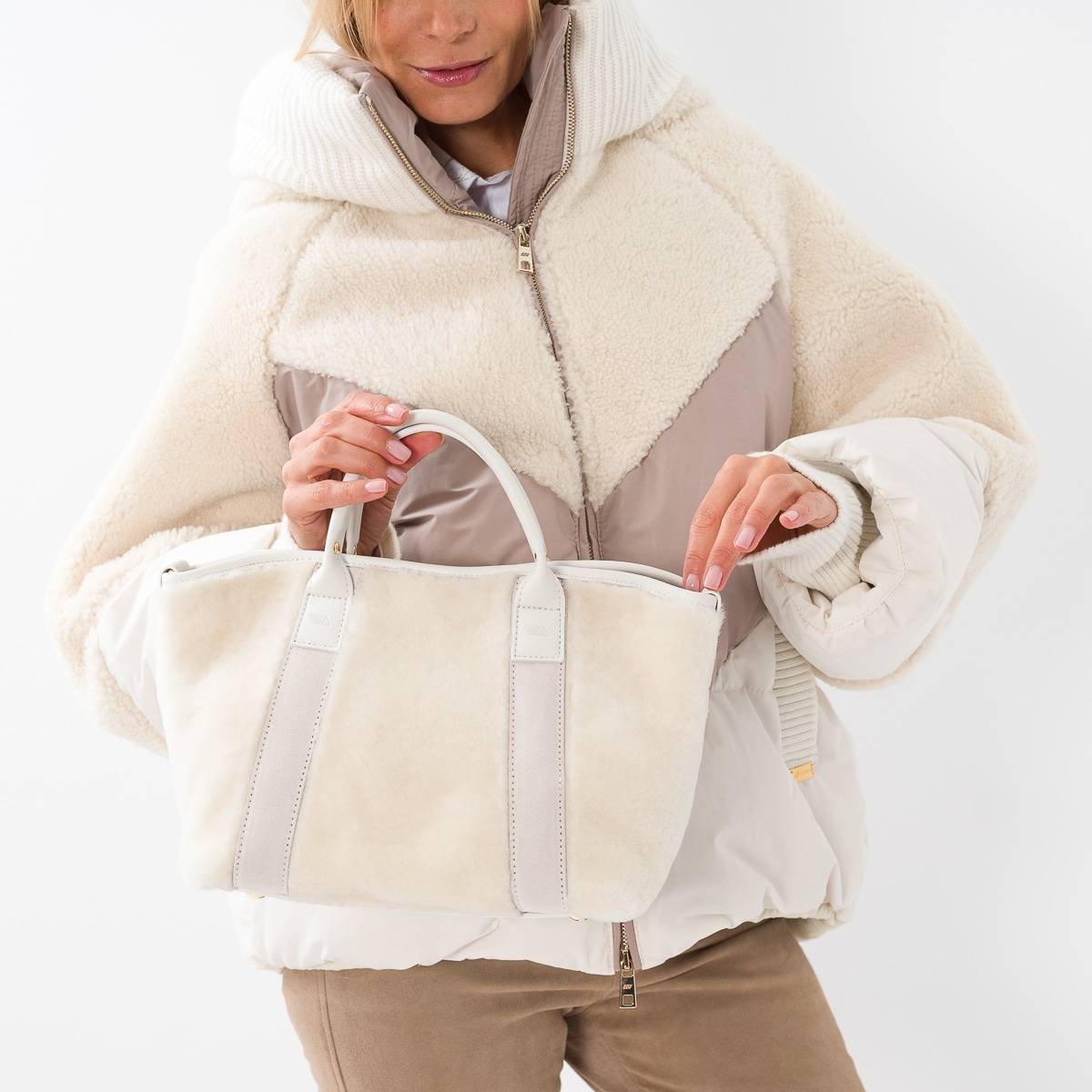 Petit sac cabas en mouton écru . .