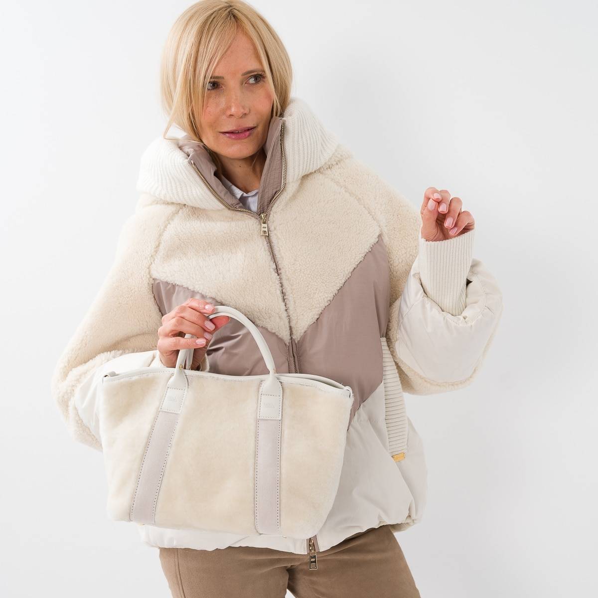 Petit sac cabas en mouton écru . .