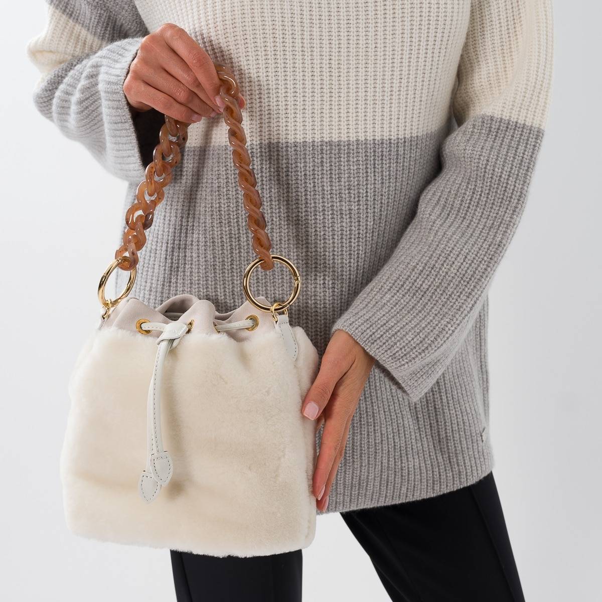 Sac seau en mouton écru . .