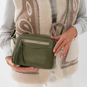 Sac bandoulière en cuir pompon dark olive beige .