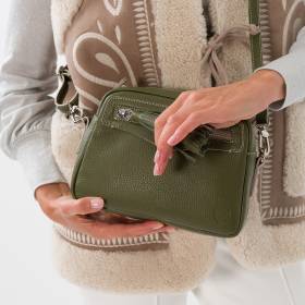 Sac bandoulière en cuir pompon dark olive beige .