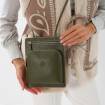 Pochette plate en cuir à 2 poches dark olive beige .