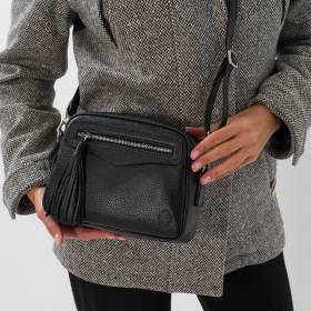 Sac bandoulière en cuir pompon noir noir .