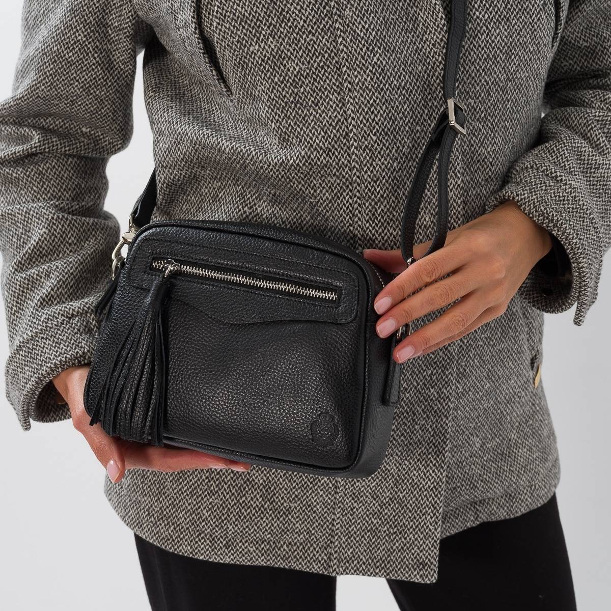Sac bandoulière en cuir pompon noir noir .