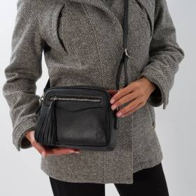 Sac bandoulière en cuir pompon noir noir .