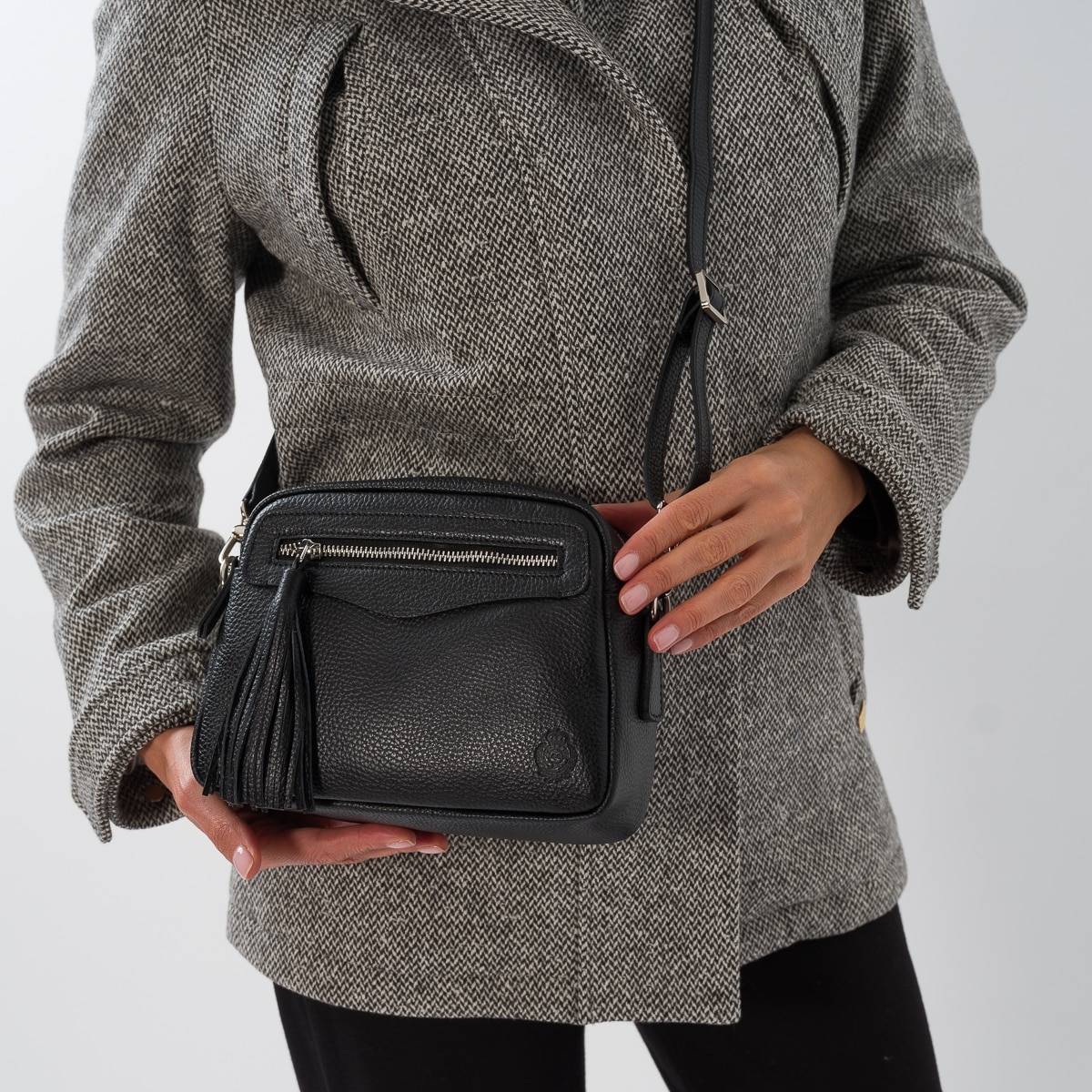 Sac bandoulière en cuir pompon noir noir .