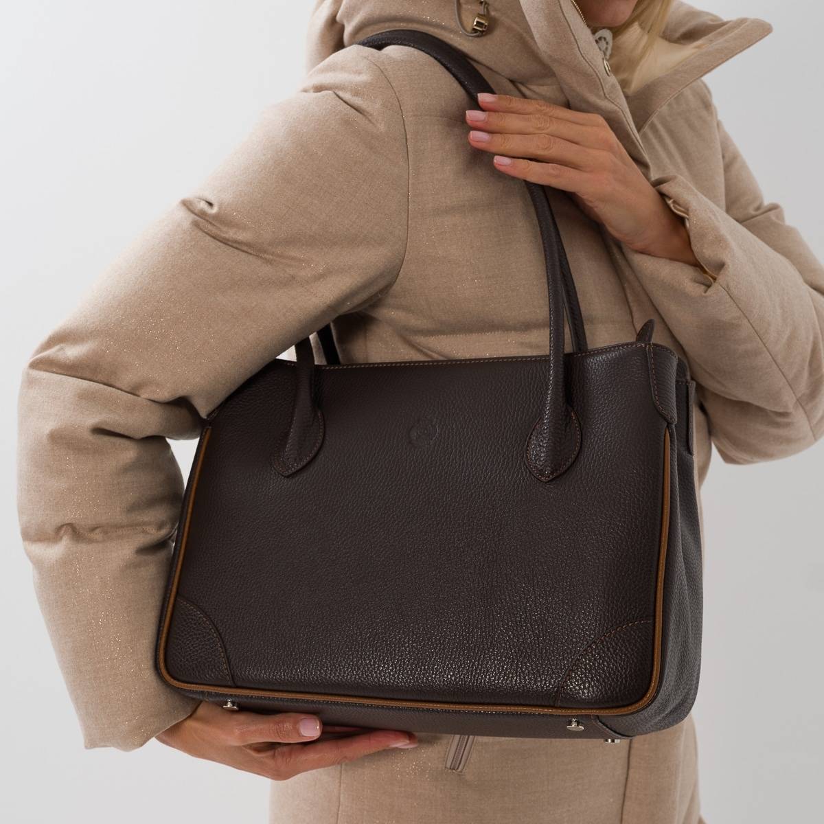 Sac à main porté épaule en cuir ebène noisette .