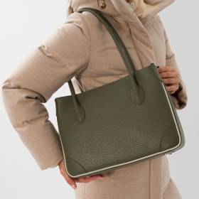 Sac à main porté épaule en cuir dark olive beige .