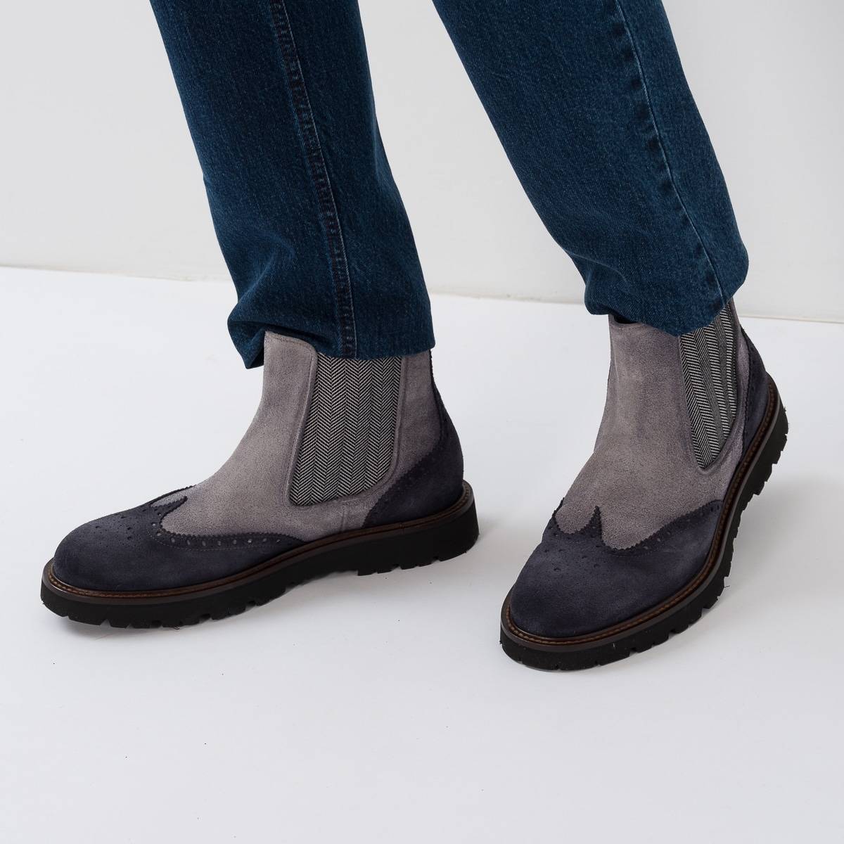 Boots montante en suède bout fleur jeans gris fer