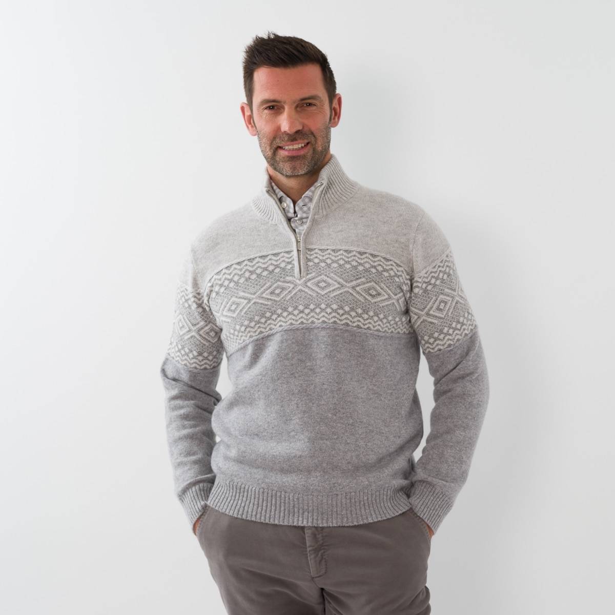 Pull zippé en cashmere motif intersia souris écru