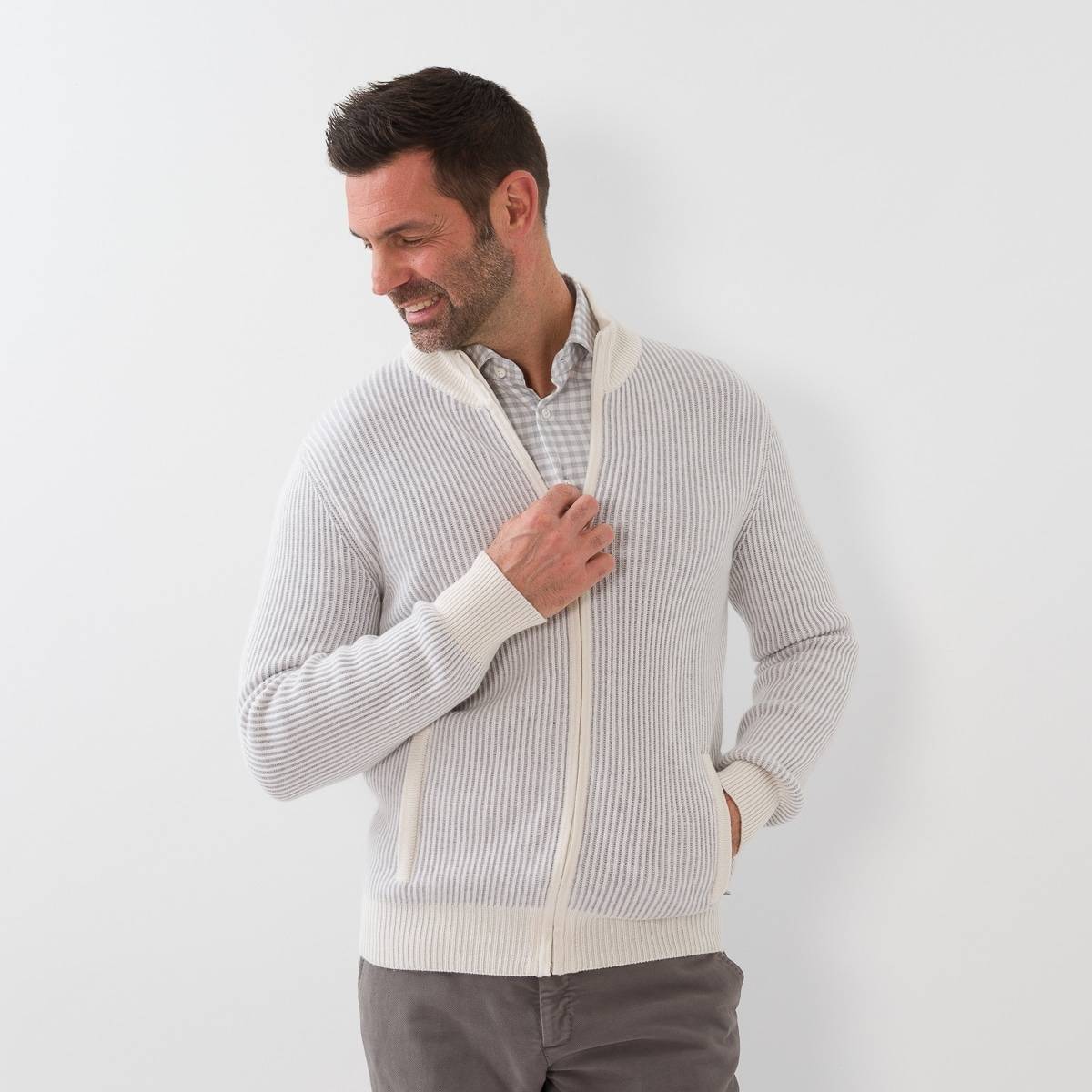 Gilet zippé en cashmere motif vanisé écru souris