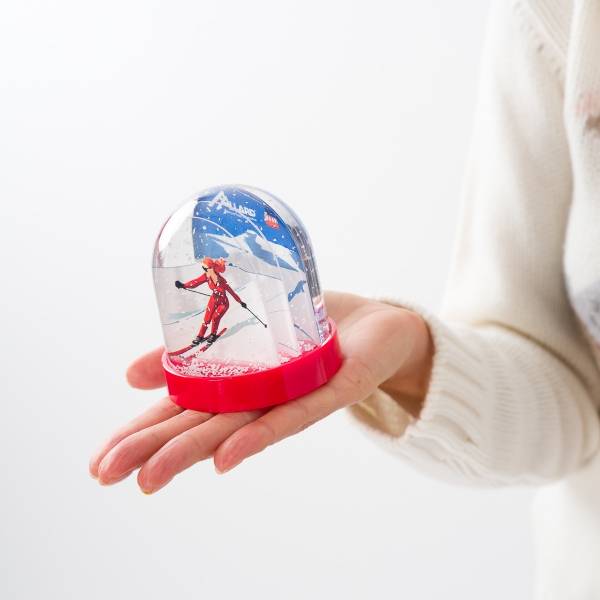 Boule à neige skieuse fuseau rouge