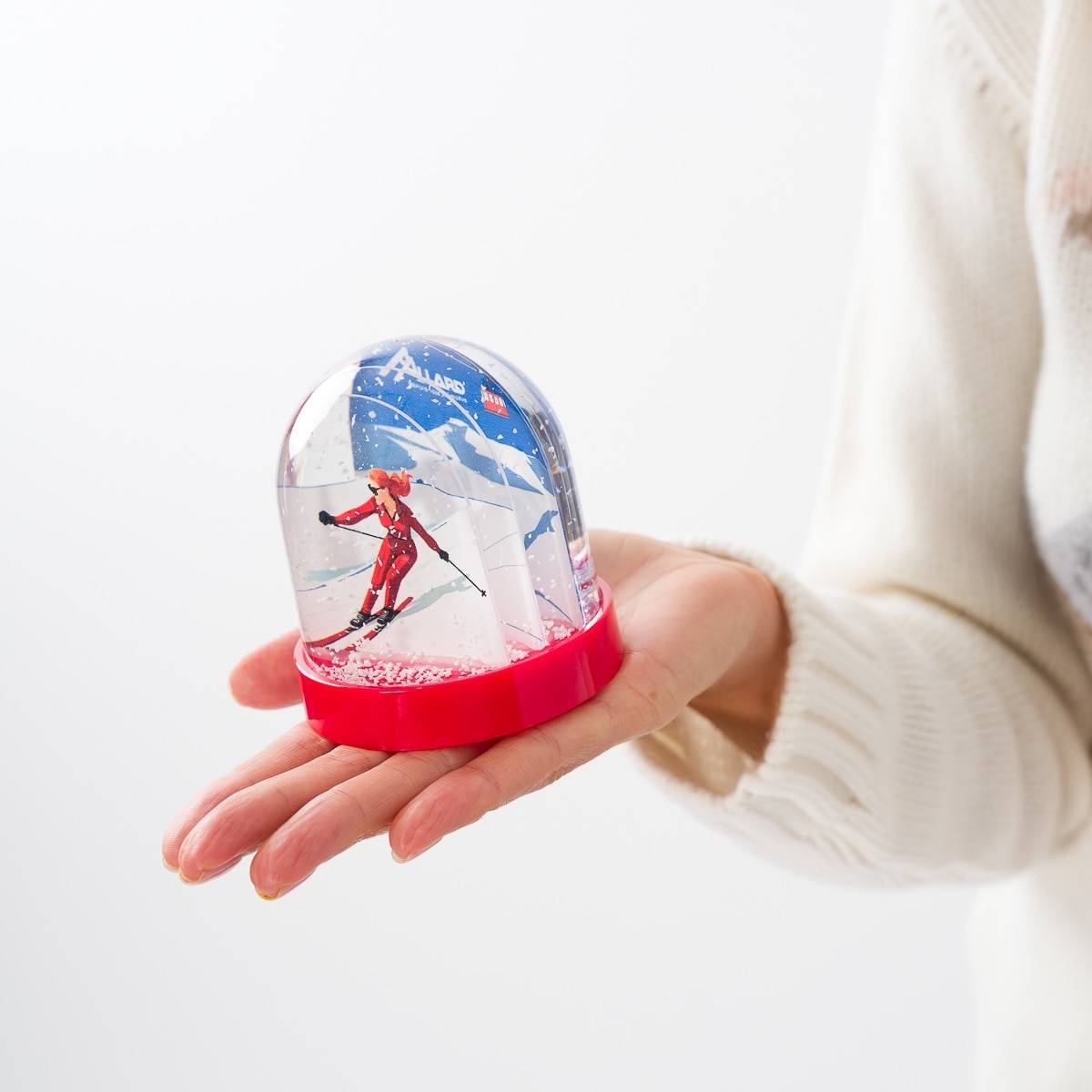 Boule à neige skieuse fuseau rouge