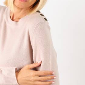 Pull cashmere épaule boutonnée poudre